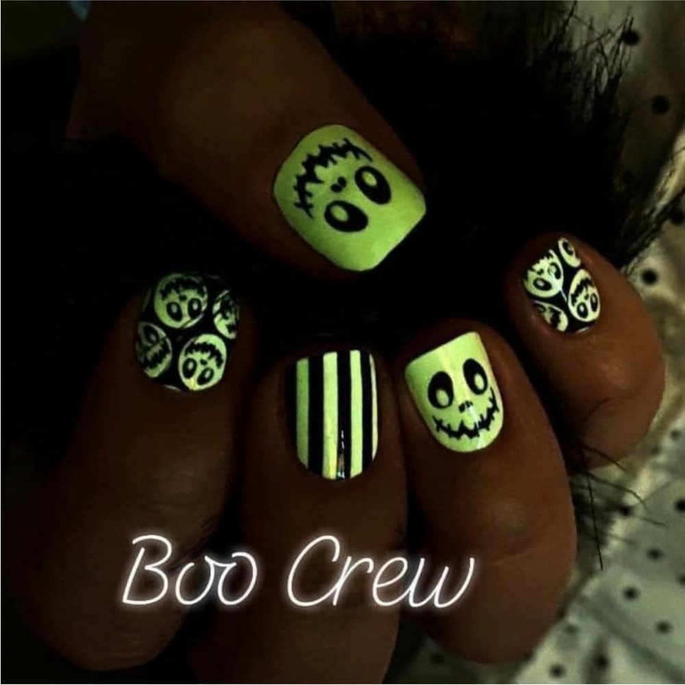 *Retired* Color Street: Boo Crew | Halloween Glow in the Dark Stripes Skull - Picture 8 of 12